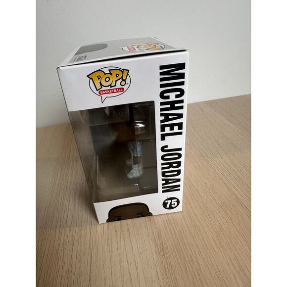 Michael Jordan In Warm-Ups Funko Pop #75 UNC Basketball Vinyl Figure Brand New - Picture 2 of 5